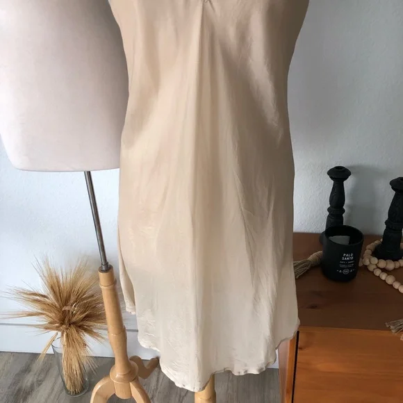 SOLD ❌ DAINTY VINTAGE BEIGE SLIP DRESS - Picture 3 of 5